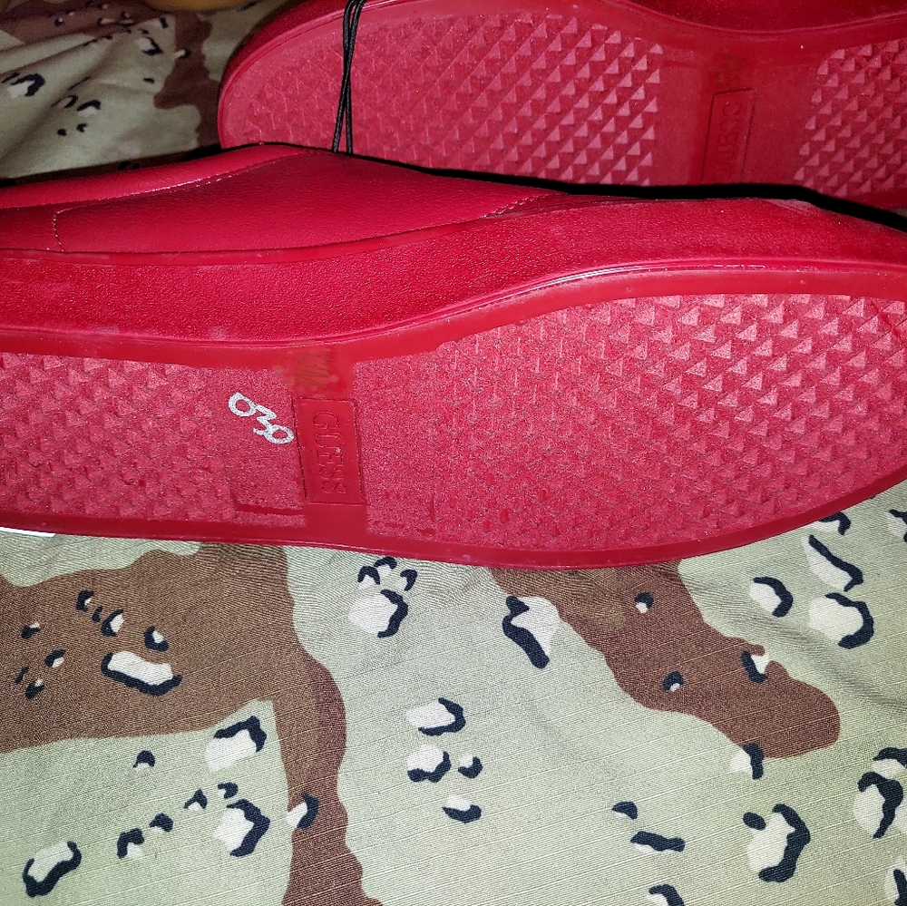 Guess Shoes - Picture 3 of 3